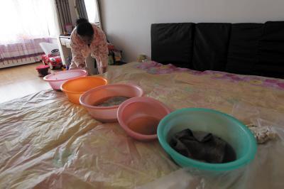 聂荣楼上漏水，住户失联，小区没物管，业主维权难！律师来支招……
